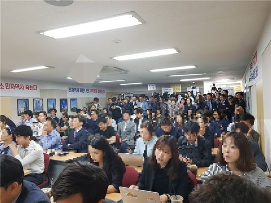 21일 서울 영등포역 롯데백화점에서 열린 민자역사 국가귀속 관련 설명회에 임대상인들이 참석한 모습.   