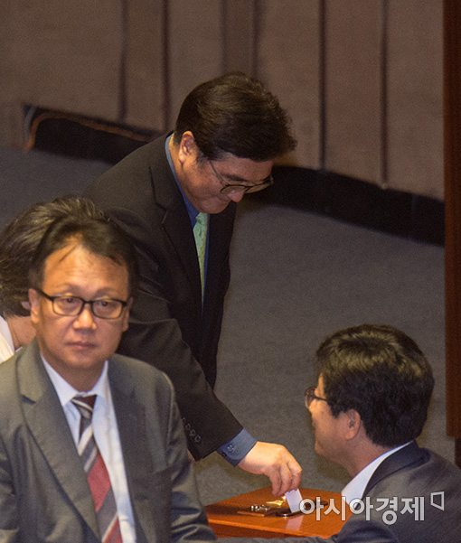 [포토]김명수 후보자 인준안 투표하는 우원식 원내대표