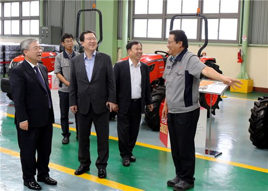 박춘섭 조달청장(가운데)이 하창욱 대동공업 대표(앞줄 왼쪽) 등과 함께 대구공장 생산라인을 둘러보며 이야기를 나누고 있다. 