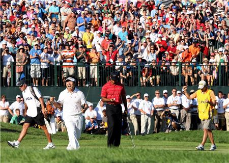 양용은 2009년 8월 PGA챔피언십 최종일 타이거 우즈를 제압하고 역전우승을 일궈낸 뒤 환호하는 장면.
