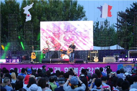 2016년 ‘반포서래 한불음악축제’에서 프랑스 국민가수 ‘레지노상’이 공연을 펼치고 있다.