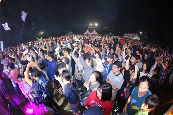 2016년 ‘반포서래 한불음악축제’에 참여한 주민들이 무대를 관람하고 있다.