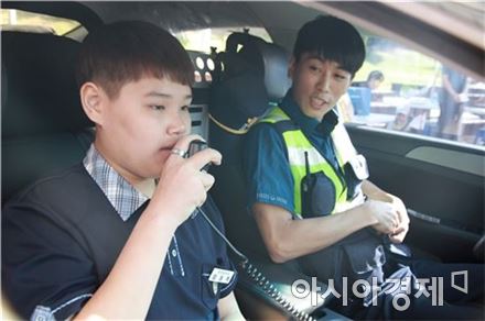 서울 강서구 소재 중학교에 다니는 한 학생이 순찰차량 탑승 체험을 하고 있다. 사진제공=강서경찰서
