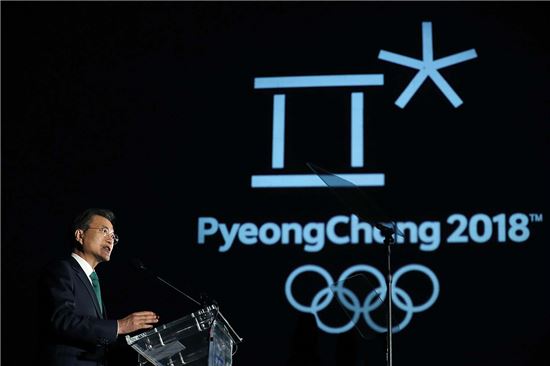 문재인 대통령이 20일(현지시간) 미국 뉴욕 메트로폴리탄 미술관에서 열린 '평창올림픽을 위한 메트로폴리탄 평창의 밤' 행사에서 연설하고 있다.[사진=청와대]