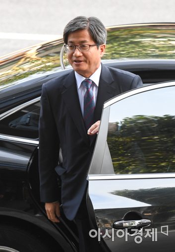 김명수 신임 대법원장이 지난 22일 오전 서울 서초구 사법발전재단에 마련된 사무실로 들어서고 있다. 