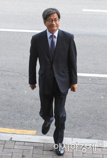 [포토]사법발전재단으로 들어서는 김명수 대법원장 후보자