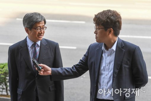 [포토]취재진 질문에 답하는 김명수 대법원장 후보자