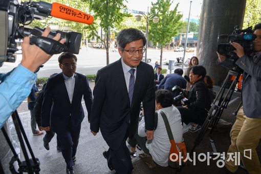 [포토]사법발전재단 사무실로 들어서는 김명수 대법원장 후보자