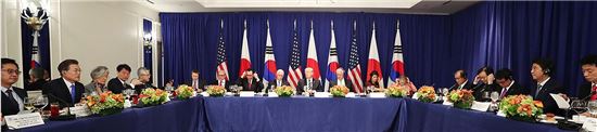 문재인 대통령이 지난 21일(현지시간) 도널드 트럼프 미국 대통령, 아베 신조 일본 총리와 미국 뉴욕 팰리스호텔에서 업무오찬을 하고 있다.[사진=청와대]