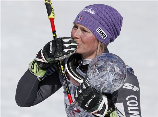 [사진=AP연합] 프랑스 국가대표 스키팀의 테사 올리가 지난 3월 국제스키연맹(FIS) 월드컵 대회전 부문 시즌 우승자에게 주어지는 크리스탈 트로피를 들고 울먹이고 있다. 올리는 평창 올림픽 대회전 부문에서도 강력한 금메달 후보다.