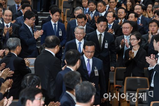 [포토]퇴임식장으로 들어서는 양승태 대법원장