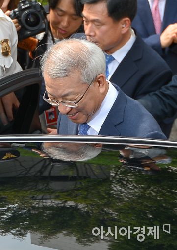 [포토]퇴임식 마친 뒤 청사 나서는 양승태 대법원장