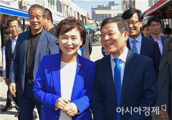 윤장현 광주시장, 김현미 국토교통부장관과 송정역시장 방문