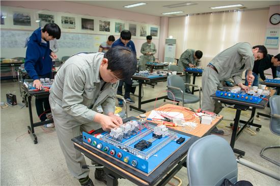 쌍용양회 직원들이 자체 설립한 종합기술훈련원에서 교육을 받고 있다. 