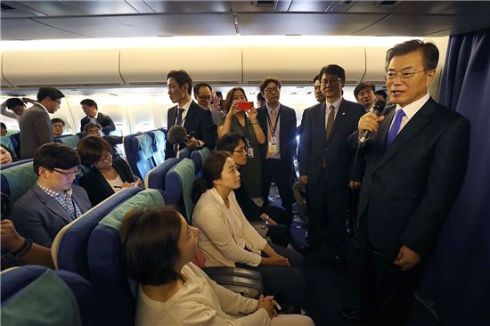 문재인 대통령이 21일(현지시간) 미국 뉴욕 JFK 공항에서 한국으로 귀국하는 대통령 전용기에서 기자간담회를 하고 있다.[사진=청와대] 
