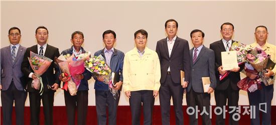이재영 전라남도지사 권한대행(가운데)이 22일 오전 도청 김대중강당에서 열린 제42주년 민방위대 창설 기념식에서 개인 및 기관에 대한 표창장을 수여한 뒤 기념촬영을 하고 있다. 사진제공=전남도
