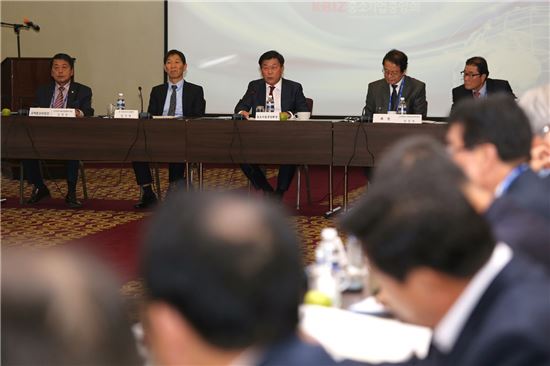 박성택 중소기업중앙회 회장(왼쪽 세 번째)이 한국과 러시아 간 교류 활성화와 한국 중소기업계의 신시장 개척 등에 대해 이야기를 하고 있다. 