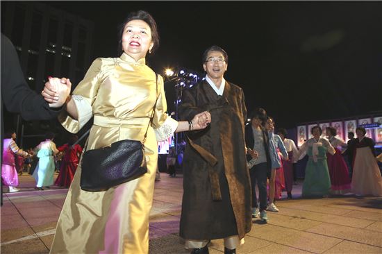 김영종 종로구청장이 강강술래에 참여하고 있다.