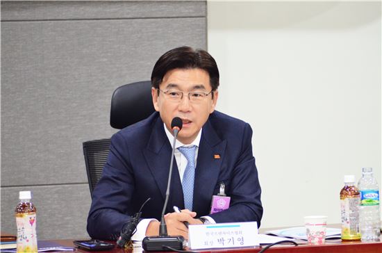 박기영 한국프랜차이즈산업협회 회장이 22일 국회 의원회관에서 열린 가맹점 갑질 근절 정책간담회에서 발언을 하고 있다.