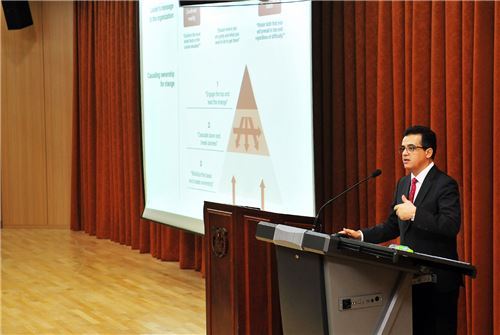 ▲오스만 알 감디 에쓰오일 최고경영자(CEO)가 22일 서울대 전문경영대학원(MBA) 초청으로 '에너지 패러다임 전환기의 리더십' 특별 강연을 진행하고 있다.