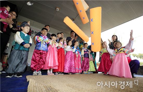 [포토]민속체험하는  어린이들