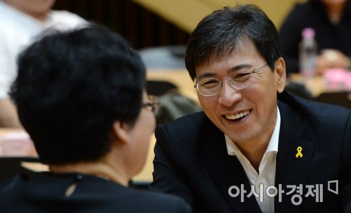 [포토]희망의 미소 전하는 안희정 충남도지사