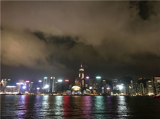 사진 가운데 높게 솟아있는 건물이 374m, 78층 규모의 홍콩 완차이 소재 센트럴 플라자다. 