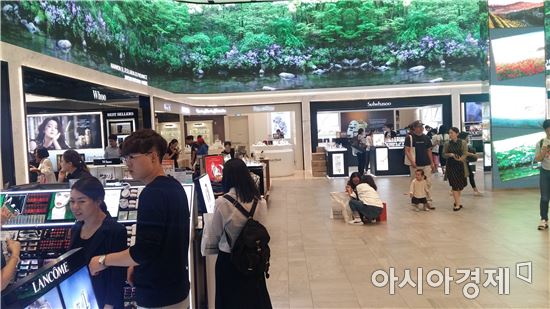 지난 23일 신세계면세점 명동점의 '후' '설화수' 매장 부근. 과거 다른 쇼핑객들 통행을 방해할 정도로 북적였던 모습은 온데간데없다.(사진=오종탁 기자)