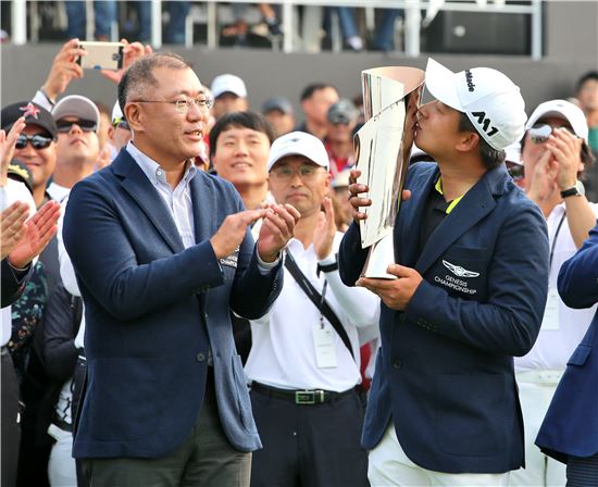 제네시스 챔피언십에서 정의선 부회장(좌)과 우승자인 김승혁 선수의 모습(우)