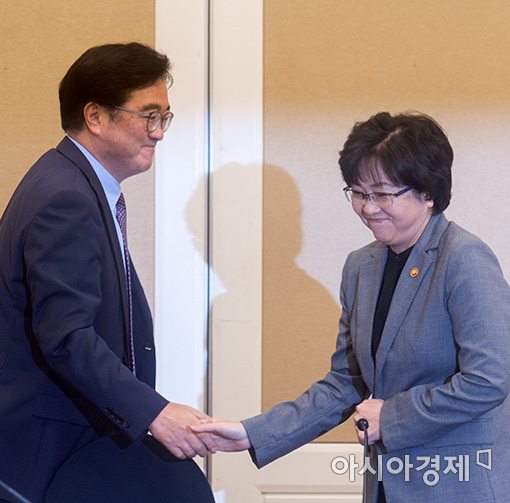 [포토]김은경 환경장관과 인사 나누는 우원식 원내대표