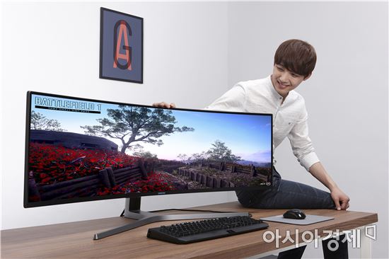 ▲삼성전자 모델이 32:9 화면비의 게이밍 모니터 CHG90을 소개하고 있다. (제공=삼성전자)