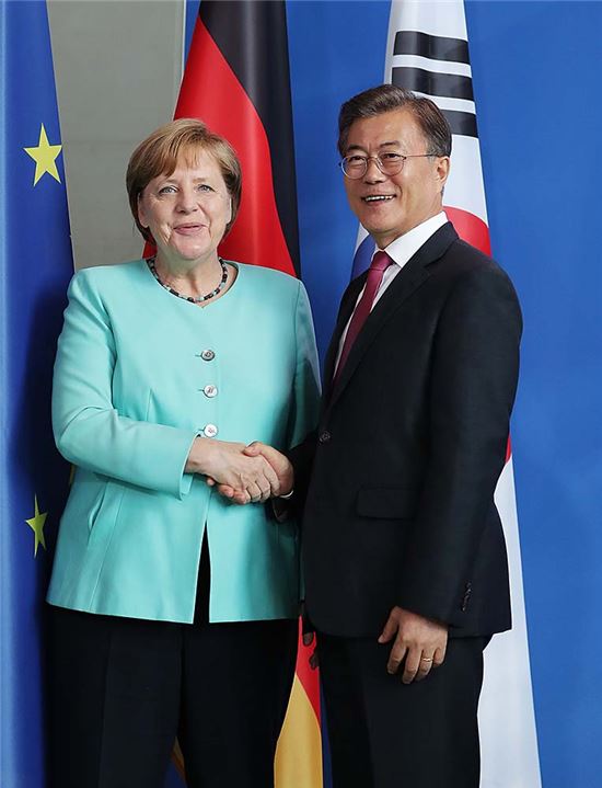 문재인 대통령과 앙겔라 메르켈 독일 총리가 지난 7월5일 독일 베를린에서 정상회담 내용을 언론에 발표하기에 앞서 악수하고 있다.[사진=청와대]