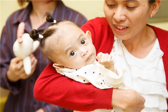 10개월 캄보디아 아기…한국에서 새 삶 얻다