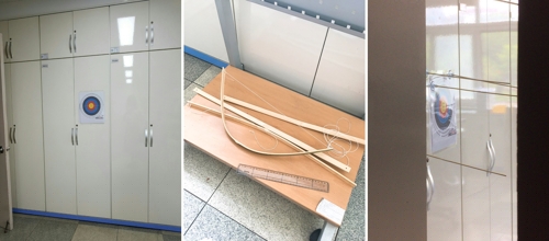 여교사 세워 둔 과녁과 체험용 활[이미지출처=연합뉴스]