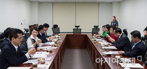 [포토]국민통합포럼에서 만난 바른정당·국민의당