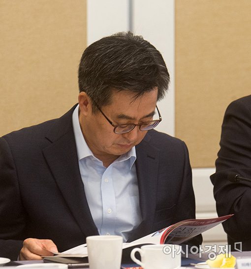 [포토]자료확인하는 김동연 경제부총리