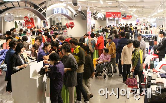 롯데백화점 광주, 다양한 이벤트와 세일로 고객맞이