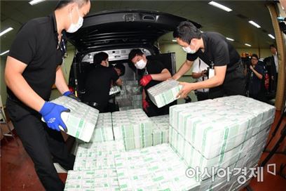 지난 26일 오전 한국은행 강남본부에서 한은 관계자들이 시중은행에 공급할 추석 자금을 방출하고 있는 모습.(사진=문호남 기자)