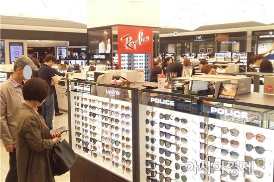 추석 연휴를 앞둔 지난달 23일 신세계면세점 명동점. 고객들이 선글라스를 살펴보고 있다.
