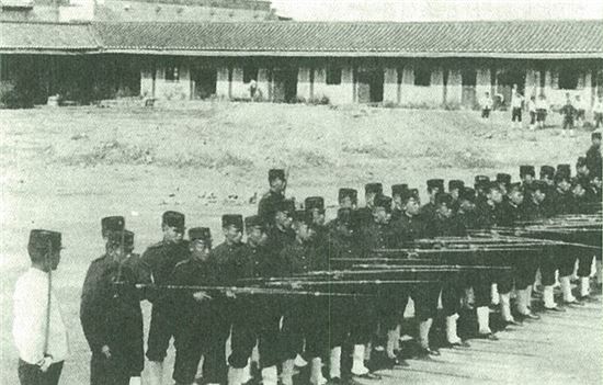 [火요일에 읽는 전쟁사]청일전쟁 당시 조선군은 왜 서로 총구를 겨눠야했을까?