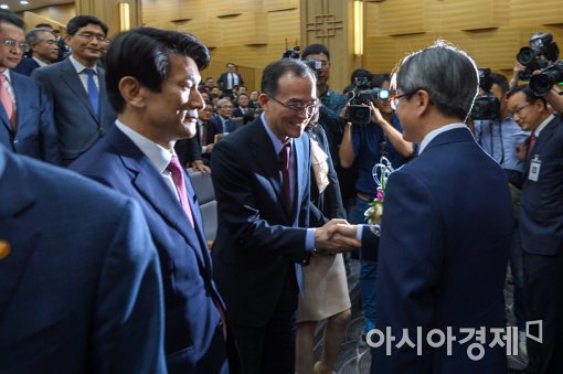 [포토]문무일 검찰총장과 악수하는 김명수 대법원장