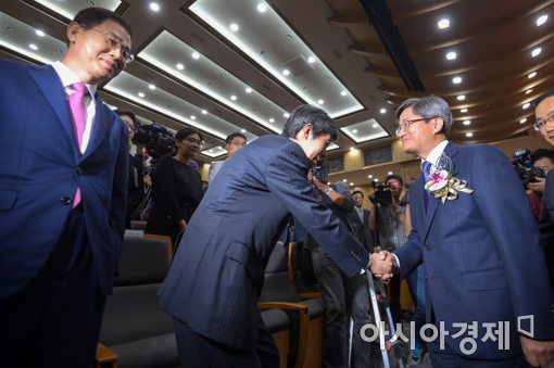 [포토]대법관들과 악수하는 김명수 대법원장