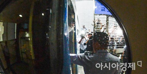 [포토]호송차에서 내리는 원세훈 전 국정원장