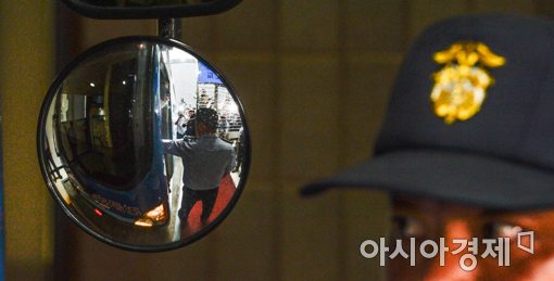 [포토]호송차에서 내리는 원세훈 전 국자정보원 원장