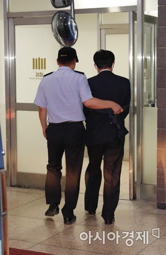 [포토]검찰로 들어가는 원세훈 국정원장