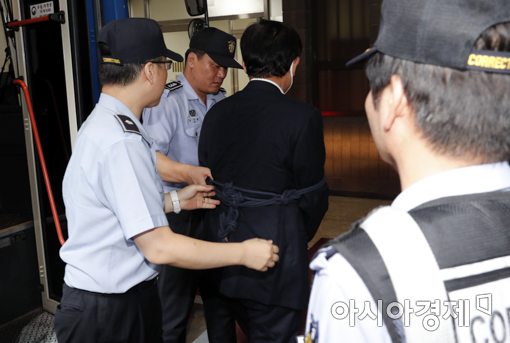 [포토]검찰 출석한 원세훈 국정원장