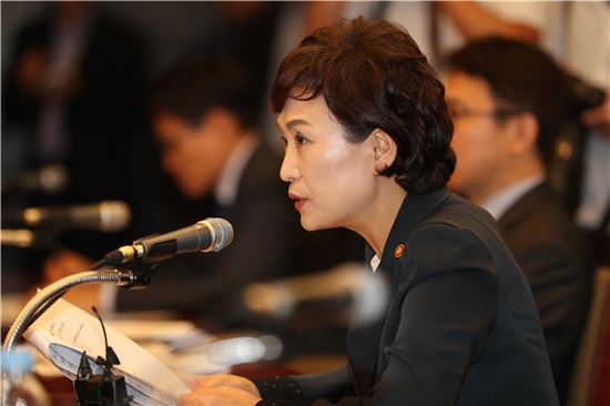 26일 오후 서울 논현동 건설회관에서 열린 '건설 및 주택업계 간담회'에 참석한 김현미 국토부 장관이 모두발언을 하고 있다.