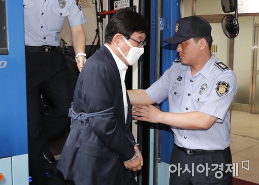 [포토]호송차 내리는 원세훈 