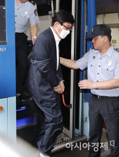 [포토]마스크 쓰고 호송차 내리는 원세훈 전 국정원장