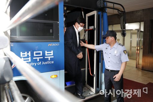 [포토]원세훈 전 국정원장 검찰 출석